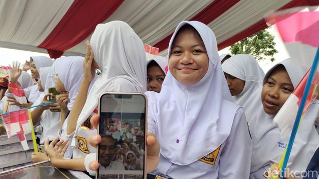 Presiden Joko Widodo (Jokowi) selfie bersama puluhan siswa di Lebak, Banten. Momen ini terjadi usai Jokowi meresmikan Bendungan Karian. (Fathul R/detikcom)
