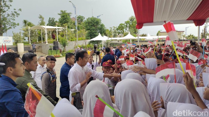 Presiden Joko Widodo (Jokowi) selfie bersama puluhan siswa di Lebak, Banten. Momen ini terjadi usai Jokowi meresmikan Bendungan Karian. (Fathul R/detikcom)