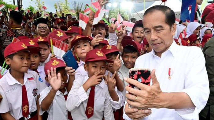 Presiden Jokowi jadi rebutan selfie siswa SD di Bendungan Karian, Lebak, Banten (Foto: Muchlis Jr - Biro Pers Sekretariat Presiden)