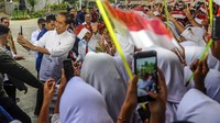 Jokowi terlihat sangat semringah saat menyapa dan swafoto barsama siswa SD.