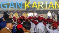 Presiden Joko Widodo (tengah) menyampaikan paparannya saat peresemian Bendungan Karian di Lebak, Banten, Senin (8/1/2024). Jokowi mengatakan bendungan itu memiliki daya tampung 315 juta meter kubik dengan luas genangan 1.773 hektare. Dia menyebut bendungan ini juga memberikan manfaat bagi masyarakat di Banten, DKI Jakarta, hingga Jawa Barat.
