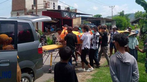 Warga membantu evakuasi jasad Ajis seusai diperiksa oleh tim Inafis Polres Dompu.