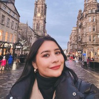 Seperti biasa, Prilly selalu terlihat cantik dengan pulasan makeupnya yang simpel dan natural. Sambil tersenyum ke arah kamera, Prilly pun memamerkan suasana indah di Skotlandia. Foto: Instagram/@prillylatuconsina96