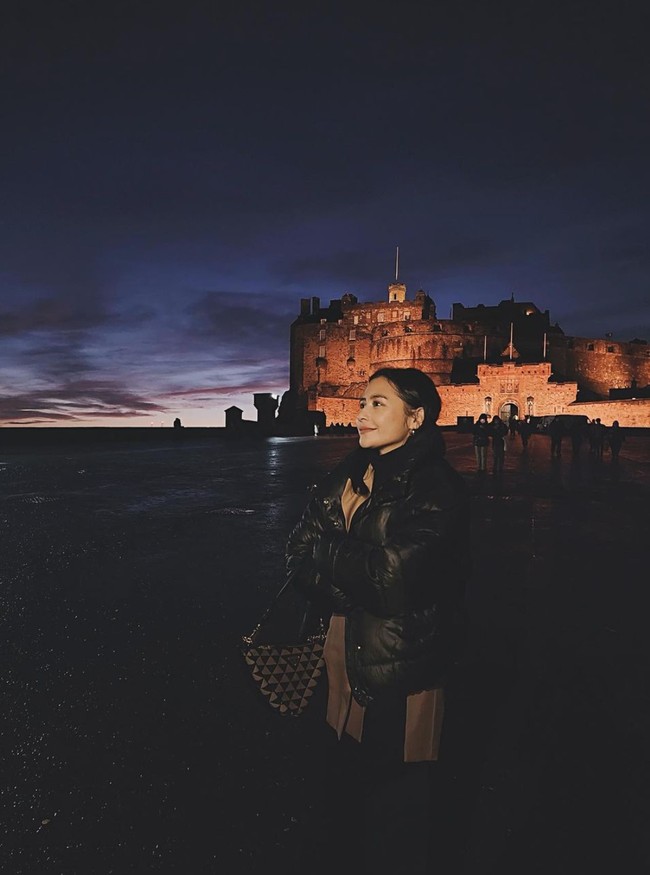 Selama di Skotlandia Prilly banyak menghabiskan waktu untuk berkunjung ke tempat-tempat bersejarah. Ia juga berkesempatan menikmati senja dengan pemandangan yang tak kalah memukau. Foto: Instagram/@prillylatuconsina96