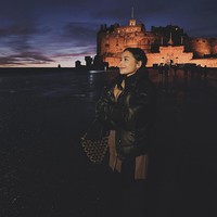 Selama di Skotlandia Prilly banyak menghabiskan waktu untuk berkunjung ke tempat-tempat bersejarah. Ia juga berkesempatan menikmati senja dengan pemandangan yang tak kalah memukau. Foto: Instagram/@prillylatuconsina96