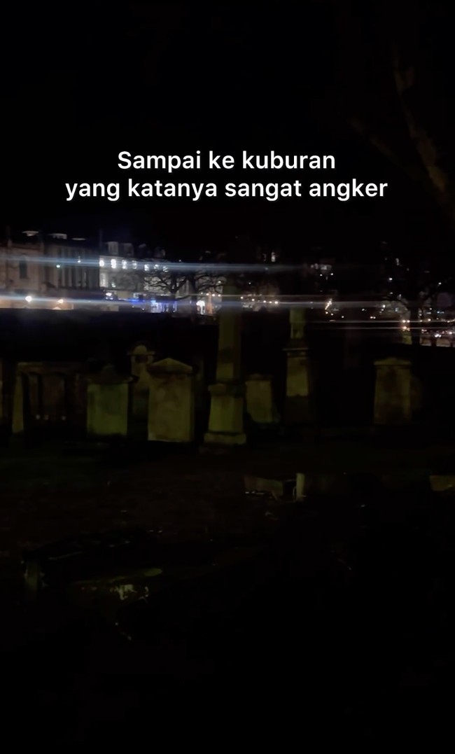 Uniknya, Prilly juga menjajal wisata horror ketika berada di sana. Dalam unggahannya, Prilly mengungkapkan jika dirinya berkunjung ke kuburan yang cukup angker di Skotlandia. Foto: Instagram/@prillylatuconsina96