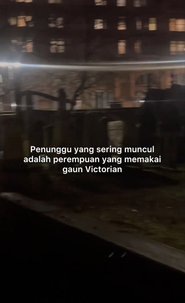 Dalam keterangan unggahannya Prilly mengatakan bahwa kabarnya sering ada bunyi lonceng hingga beberapa penampakan seperti perempuan yang memakai gaun Victorian. Selain itu menurut rumor yang beredar, dulunya banyak orang yang dikubur hidup-hidup di kuburan tersebut. Foto: Instagram/@prillylatuconsina96