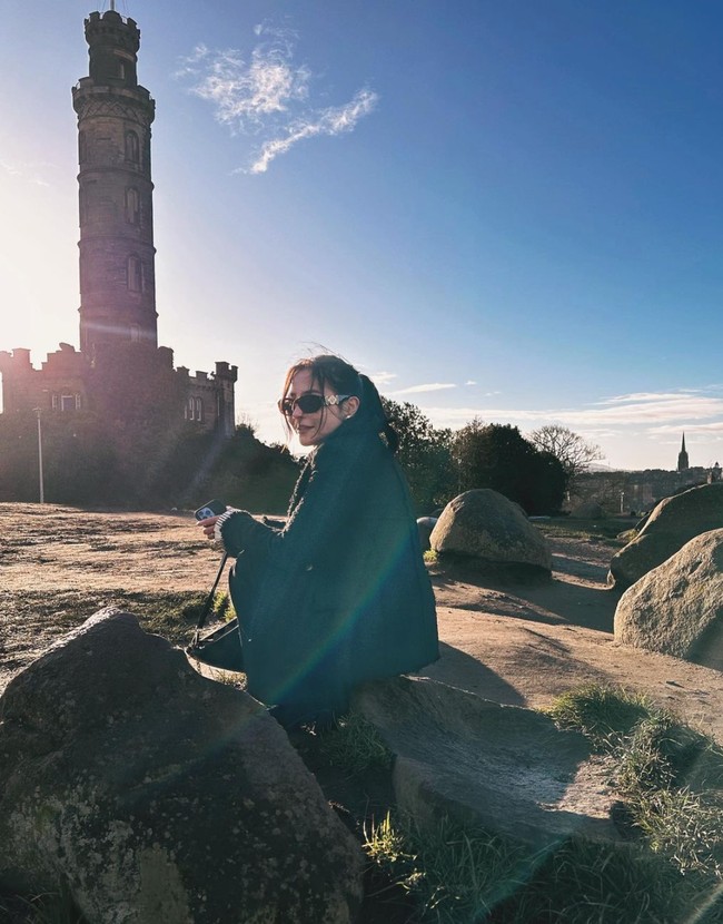 Tak mau menyia-nyiakan momennya selama di Skotlandia, Prilly tampak berpose di sejumlah tempat dengan pemandangan indah di sana. Penampilannya yang stylish pun tak kalah jadi sorotan. Foto: Instagram/@prillylatuconsina96