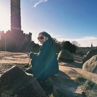 Tak mau menyia-nyiakan momennya selama di Skotlandia, Prilly tampak berpose di sejumlah tempat dengan pemandangan indah di sana. Penampilannya yang stylish pun tak kalah jadi sorotan. Foto: Instagram/@prillylatuconsina96