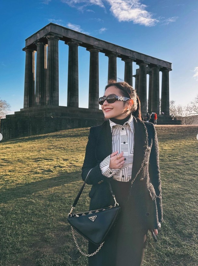Walaupun sedang liburan namun penampilan Prilly tetap terlihat rapi. Seperti dalam foto, aktris 27 tahun itu tampak memadukan kemeja putih bermotif dengan celana panjang dan blazer hitam. Penampilannya kemudian dilengkapi dengan kaca mata hitam dan tas unik berbentuk segitiga. Foto: Instagram/@prillylatuconsina96