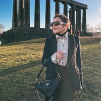 Walaupun sedang liburan namun penampilan Prilly tetap terlihat rapi. Seperti dalam foto, aktris 27 tahun itu tampak memadukan kemeja putih bermotif dengan celana panjang dan blazer hitam. Penampilannya kemudian dilengkapi dengan kaca mata hitam dan tas unik berbentuk segitiga. Foto: Instagram/@prillylatuconsina96