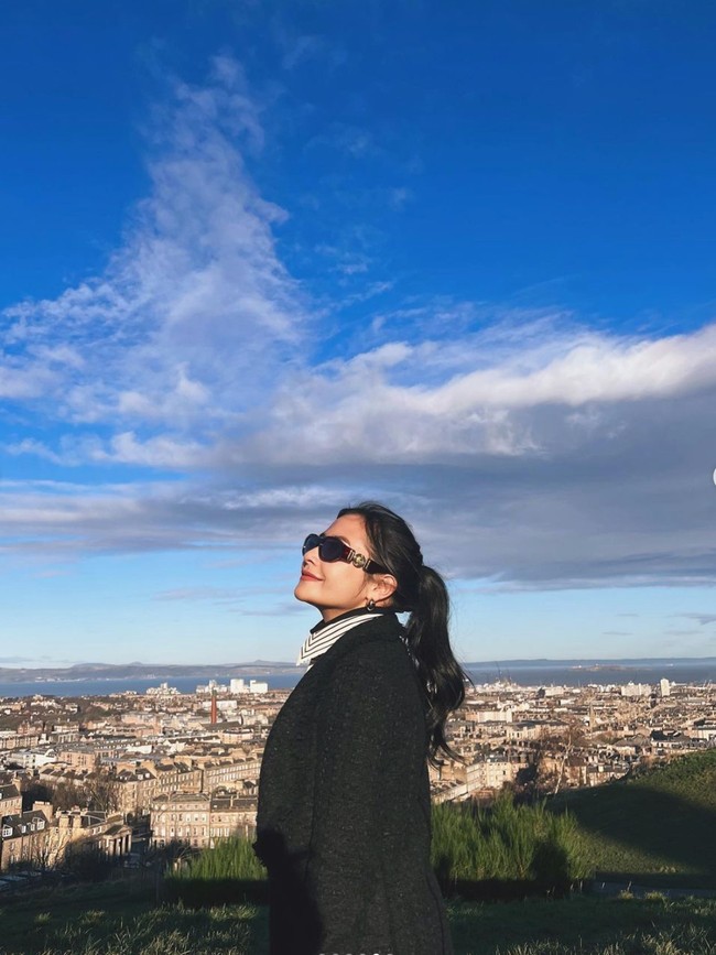 Berpose dengan latar belakang pemandangan kota di Edinburgh, Skotlandia, Prilly terlihat begitu bahagia dan menikmati momen liburannya. Pesonanya pun jadi semakin terpancar. Foto: Instagram/@prillylatuconsina96