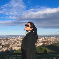 Berpose dengan latar belakang pemandangan kota di Edinburgh, Skotlandia, Prilly terlihat begitu bahagia dan menikmati momen liburannya. Pesonanya pun jadi semakin terpancar. Foto: Instagram/@prillylatuconsina96
