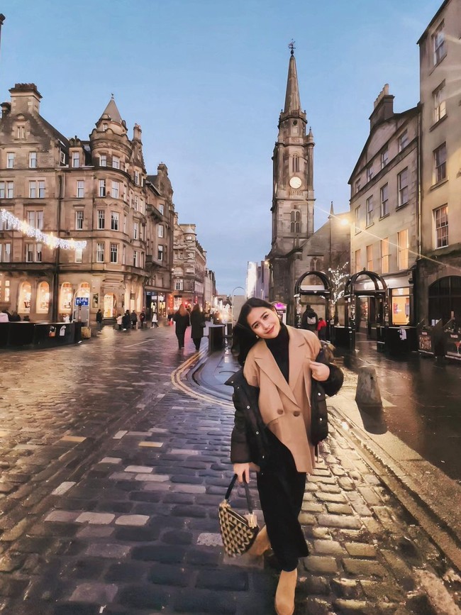 Melalui akun Instagram pribadinya Prilly Latuconsina membagikan foto-foto keseruan momen liburannya. Setelah mengunjungi York, Inggris, Prilly melanjutkan liburannya dengan berkunjung ke Edinburgh, Skotlandia. Foto: Instagram/@prillylatuconsina96