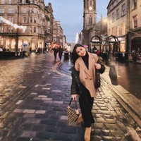 Melalui akun Instagram pribadinya Prilly Latuconsina membagikan foto-foto keseruan momen liburannya. Setelah mengunjungi York, Inggris, Prilly melanjutkan liburannya dengan berkunjung ke Edinburgh, Skotlandia. Foto: Instagram/@prillylatuconsina96