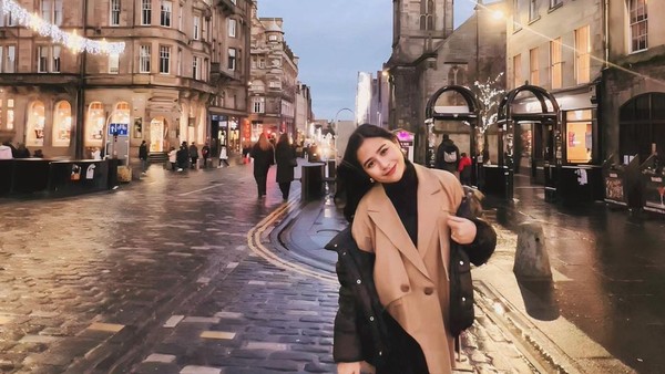 8 Foto Prilly Latuconsina Liburan ke Skotlandia, Cari Hantu ke Kuburan Angker