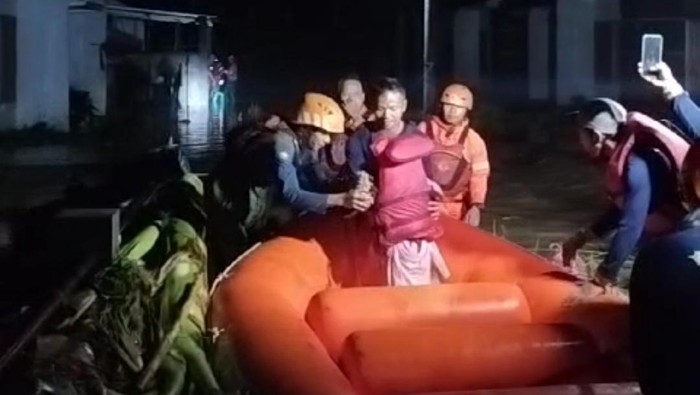 Proses evakuasi warga terdampak banjir di Jonggol, Bogor (dok. BPBD)