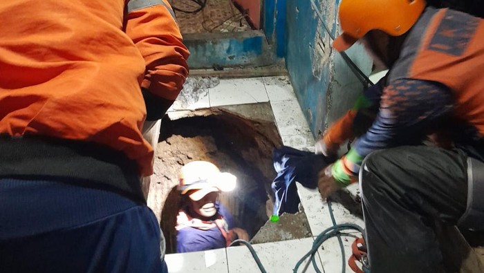 Proses evakuasi warga terperosok ke septictank di lembang