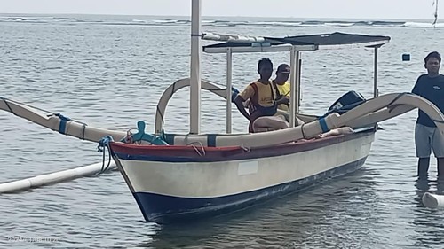 Proses evakuasi WN Belanda yang tewas tenggelam di perairan Pantai Segara Ayu Sanur, Denpasar, Bali, Senin (8/1/2024). (Dok. Polresta Denpasar)