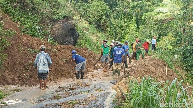 Proses pembersih material longsor di Dusun Prambon, Desa Gambiran, Kecamatan Pagerwojo, Tulungagung