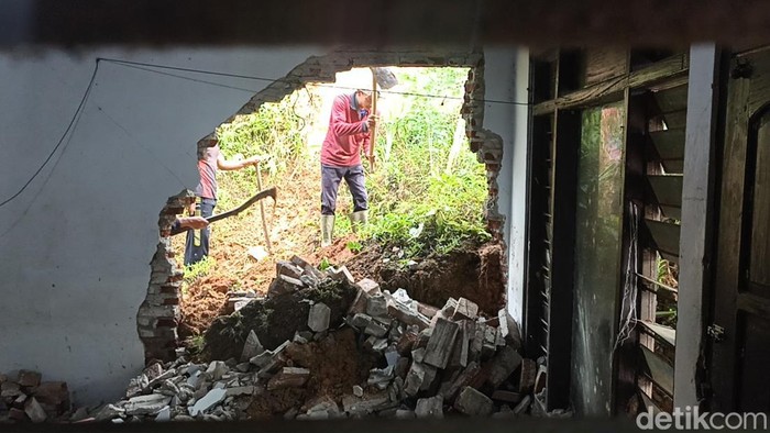 Proses pembersih material longsor di Dusun Prambon, Desa Gambiran, Kecamatan Pagerwojo, Tulungagung