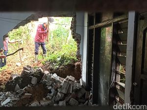 Warga Bersihkan Material Longsor Timpa Rumah di Tulungagung