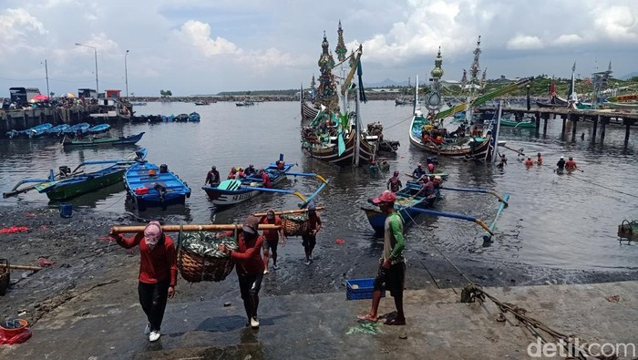 Proses pengangkutan ikan hasil tangkapan nelayan di tempat pelelangan ikan (TPI) Pelabuhan Perikanan Nusantara (PPN) Pengambengan, Kecamatan Negara, Kabupaten Jembrana, Senin (8/1/2024). (I Putu Adi Budiastrawan/detikBali)