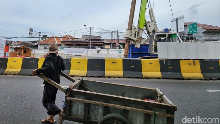 Proyek LRT Velodrome-Manggarai Makin Meluas, Kemacetan Tak Terhindari Warga melintas Proyek Strategis Nasional LRT Velodrome-Manggarai di fase Matraman-Manggarai, Jl Tambak, Jakarta, Senin (8/1/2024). Fase ini mulai dikerjakan sejak beberapa waktu lalu.