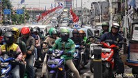 Akibatnya, kepadatan arus lalu lintas tak terhindarkan meski diluar jam berangkat dan pulang kantor seperti terpantau pada pukul 11.00 WIB siang ini.  