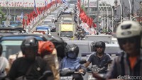 Kepadatan terlihat dari flyover Matraman dari Rawamangun menuju pertigaan jalan Tambak dan jalan Proklamasi. 