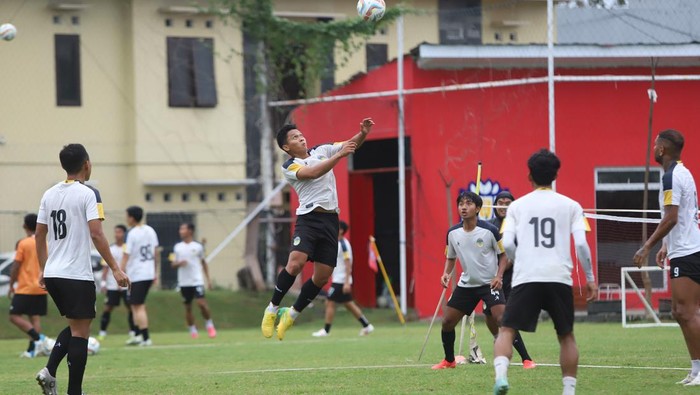 Sesi latihan PSIM Jogja jelang menghadapi PSMS Medan di Maguwoharjo Football Park, Senin (8/1).