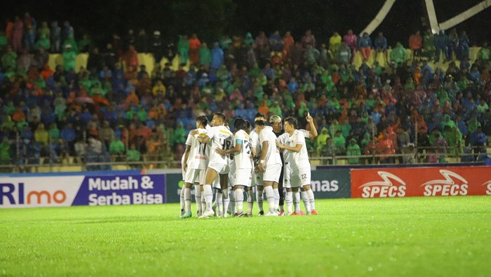 PSIM Jogja PSIM Jogja saat menghadapi Semen Padang di Stadion H. Agus Salim, Padang, Sabtu (6/1/2024)