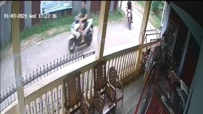 Rekaman CCTV viral maling motor ngaku polisi di Palembang.