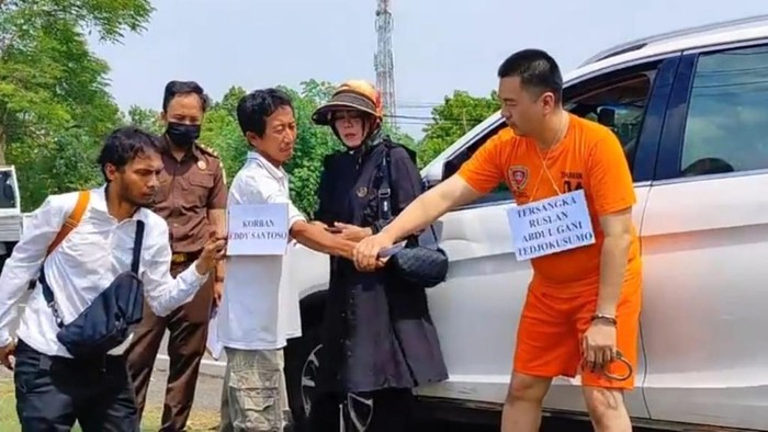Rekonstruksi pria Sidoarjo bunuh rekan bisnisnya di Pasuruan