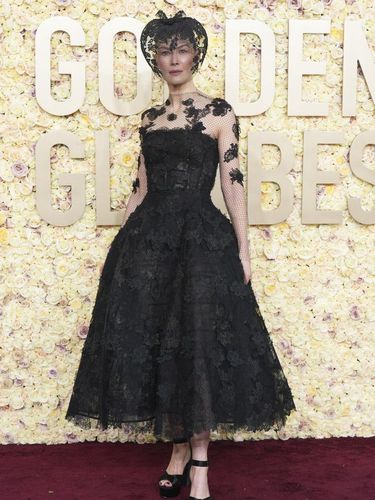 Rosamund Pike di Golden Globes 2024 Rosamund Pike arrives at the 81st Golden Globe Awards on Sunday, Jan. 7, 2024, at the Beverly Hilton in Beverly Hills, Calif. (Photo by Jordan Strauss/Invision/AP)