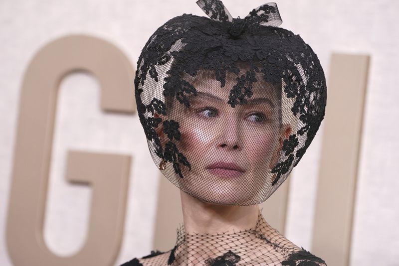 Rosamund Pike di Golden Globes 2024 Rosamund Pike arrives at the 81st Golden Globe Awards on Sunday, Jan. 7, 2024, at the Beverly Hilton in Beverly Hills, Calif. (Photo by Jordan Strauss/Invision/AP)