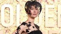 Rosamund Pike tampil beda dan menyebutnya sebagai protective veil yang terinspirasi dari kecelakaan ski yang dialaminya beberapa waktu lalu. Getty Images/Amy Sussman