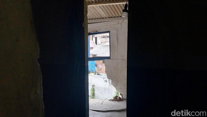 Rumah dekat bantaran sungai di Kota Malang Ambrol Dua rumah warga yang berada di bantaran sungai di Gang Keramat, Kelurahan Kasin, Kecamatan Sukun, Kota Malang ambrol, Senin (8/1/2024).