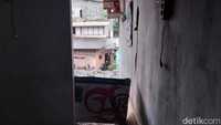 Pada saat kejadian, sejumlah warga yang melihat tanda-tanda 2 rumah di sempadan sungai itu akan ambrol dan sempat mengabadikan peristiwa itu dalam melalui smartphone.