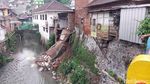 Penampakan Dua Rumah di Bantaran Sungai Kasin Kota Malang Ambrol