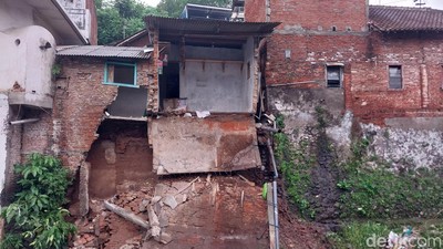 Penampakan Dua Rumah di Bantaran Sungai Kasin Kota Malang Ambrol