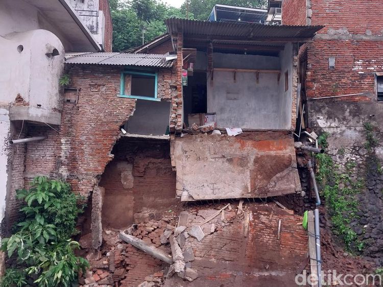 Penampakan Dua Rumah di Bantaran Sungai Kasin Kota Malang Ambrol