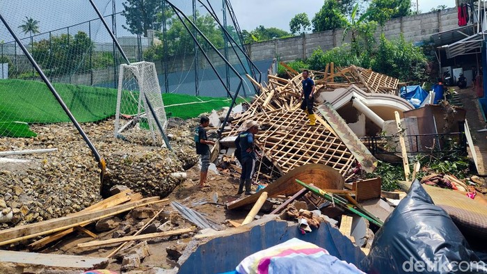 Rumah warga yang tertimpa benteng lapangan mini soccer akibat banjir