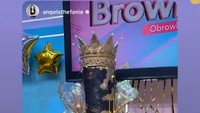 Terlihat kue ulang tahunnya keren dengan desain warna emas dan hitam. Kesannya mewah untuk merayakan hari kelahiran sang mega bintang itu. Foto: Instagram angelsthefanie