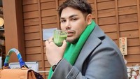 “Hot matcha latte,” tulis Igun di keterangan foto. Ia mencicipi minuman khas Jepang itu saat mampir ke Tokyo.