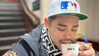 Sepertinya Igun penggemar minuman hangat ya? Masih di Jepang, ia juga tak melewatkan diri cicip kopi di Doutor Cafe.