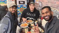Rasanya tak lengkap kalau ke Jepang tanpa mencicipi ramen. Saat mendarat di Tokyo, begini momen Igun makan ramen pertama kali sama teman-temannya.