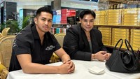 Kalau ini momen Igun menikmati teh bersama temannya. Mereka memilih santap di butik teh.