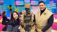 Belum diketahui pasti penyebab Igun keluar dari acara Trans TV itu. Padahal hari ini ia merayakan ulang tahunnya yang ke-42 dengan kue keren di Brownies. Foto: Instagram blessingangelpastries