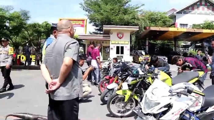Sejumlah kendaraan roda dua yang terjaring razia polisi menggunakan knalpot brong. (dok Ditlantas Polda Aceh)